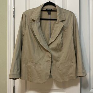 Cropped dress blazer. Casual. Lightweight.